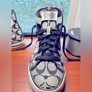 Adorable Coach poppy shoes- Womans Size 7- No stains- like new condition 🌸